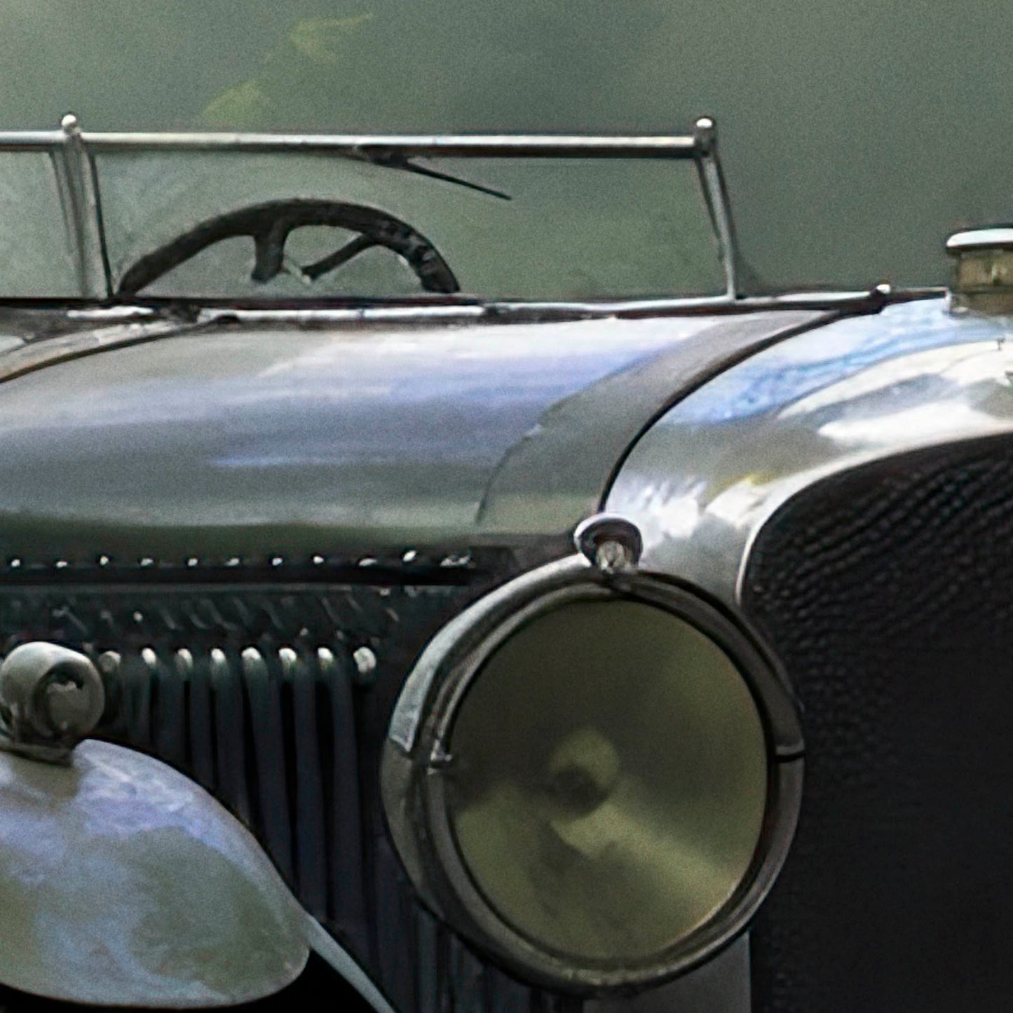 »Forest green 1930s vintage car«