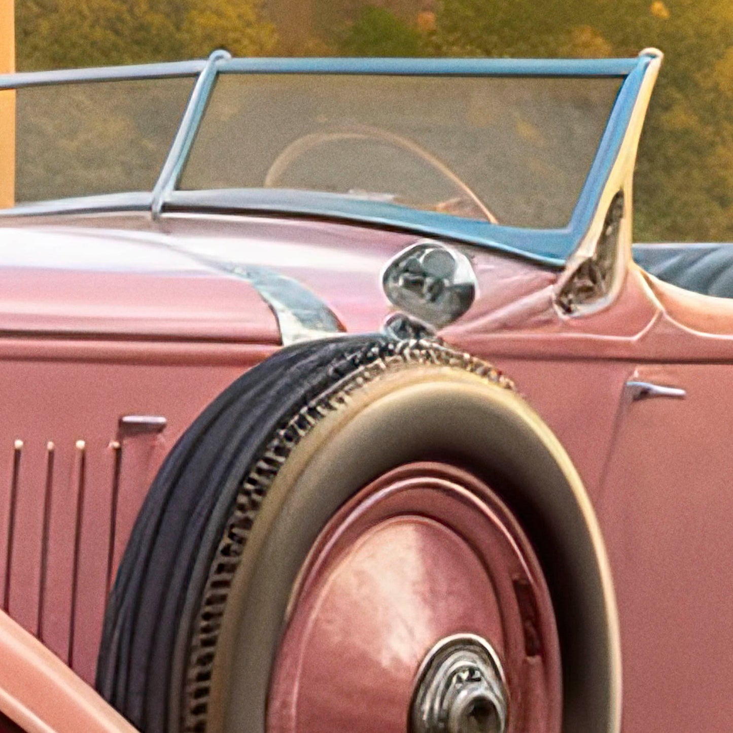 »Light pink 1920s vintage car«