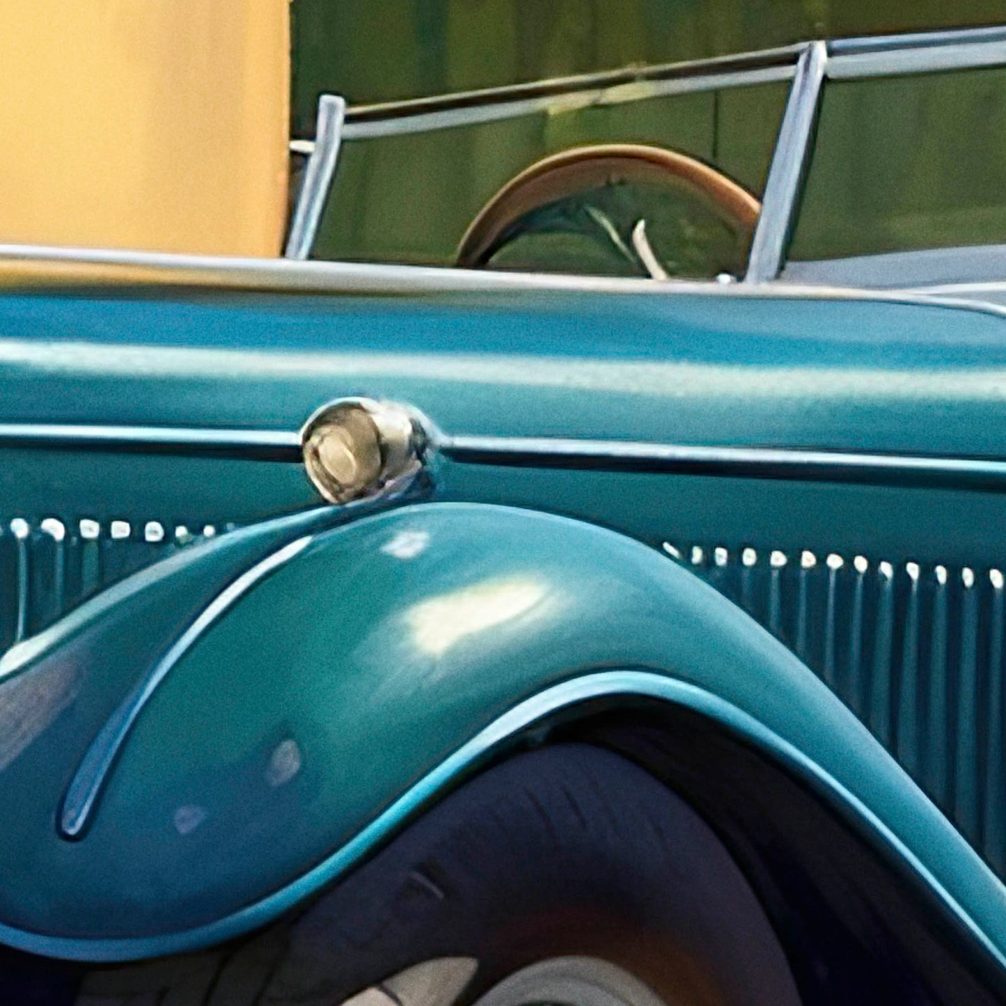 »Vibrant teal 1930s vintage car«